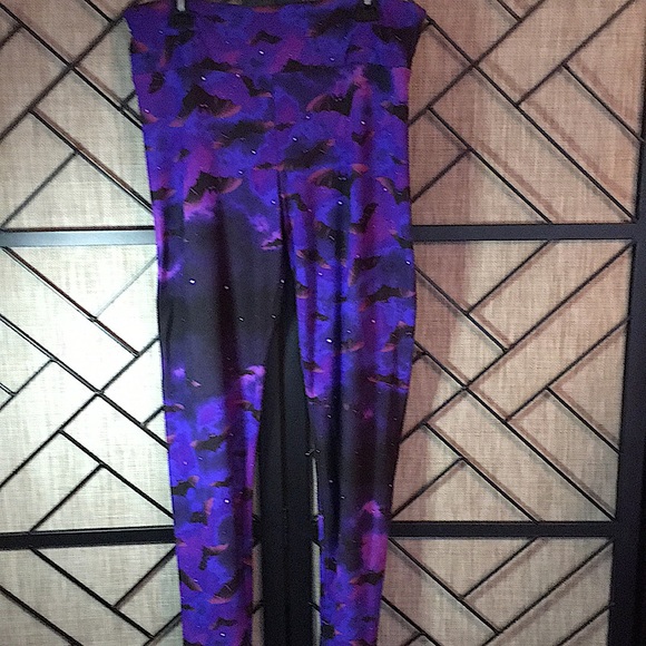 NEW NOBOUNDRIES HIGH- RISE LEGGINGS ANKLE LENGTH WITH BATS SIZE LARGE - Picture 1 of 5